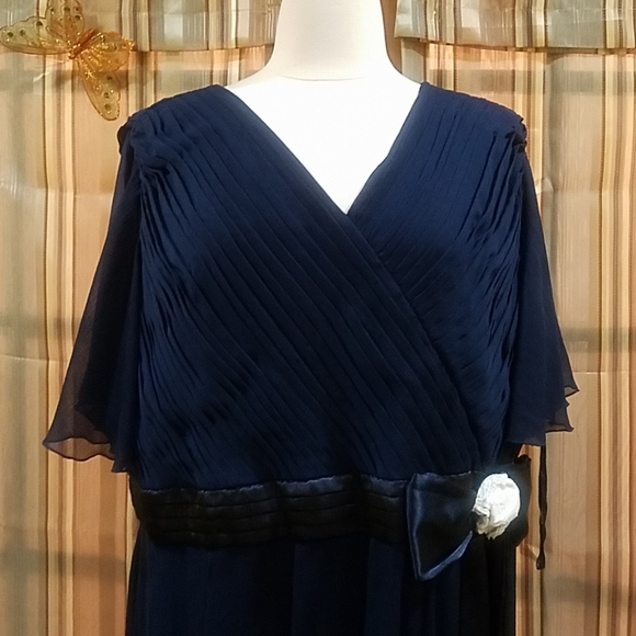 Stunning  full length Evening Dress with Crystal - Picture 8 of 8